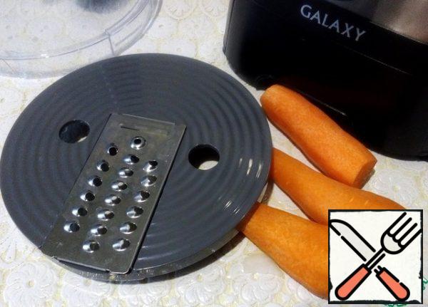 Change the nozzle and grate the carrots on a coarse grater.