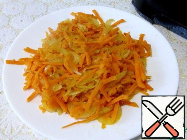 First fry the onion until transparent in a preheated pan with oil, after 5 minutes add the carrots and fry all together until tender, adding salt and pepper to taste, chili and Provencal herbs. Or other seasonings to your taste.