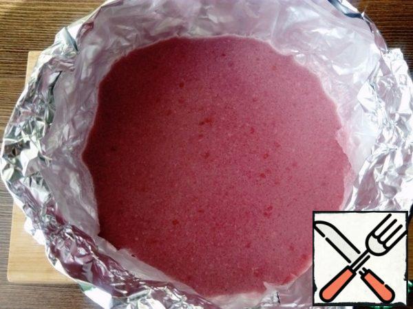 - Divide the raspberry mass into two equal parts.
The split ring (we will need two rings) is made in the size of 15 cm, the bottom of the ring is covered with cling film and poured into forms of raspberry-chocolate mass. We send it to the freezer until the gelatin is completely stabilized.
