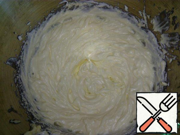 Prepare the cream cheese.
- Beat the soft butter well with a mixer with powdered sugar until a fluffy white cream is obtained. Most importantly, do not interrupt the oil!
Enter parts of cottage cheese and coconut. Mix at low speed of the mixer.
