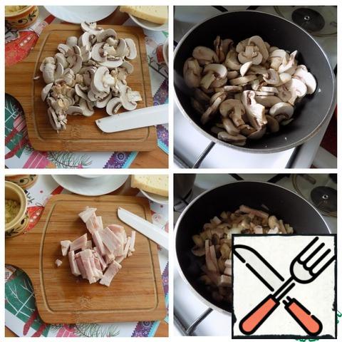 In a saucepan, pour olive oil, heat it and spread the finely chopped onion, gild it and add the sliced mushrooms. Prepare the mushrooms until the liquid has completely evaporated. I cut the Turkey roll into small cubes and sent it to the mushrooms. A little fried.