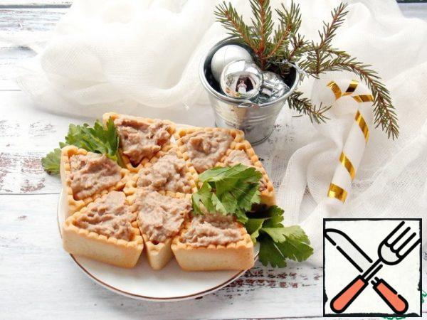 Put the tartlets on our plate, garnish with parsley and serve.