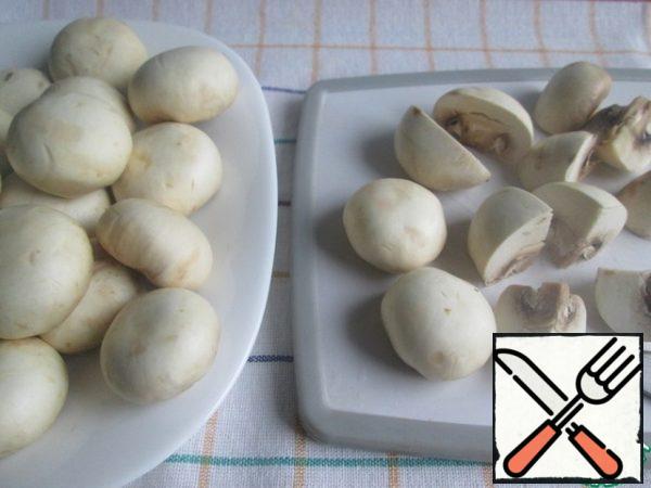 Wash the mushrooms well (if they are clean, then wipe) and cut into pieces if the mushrooms are large.