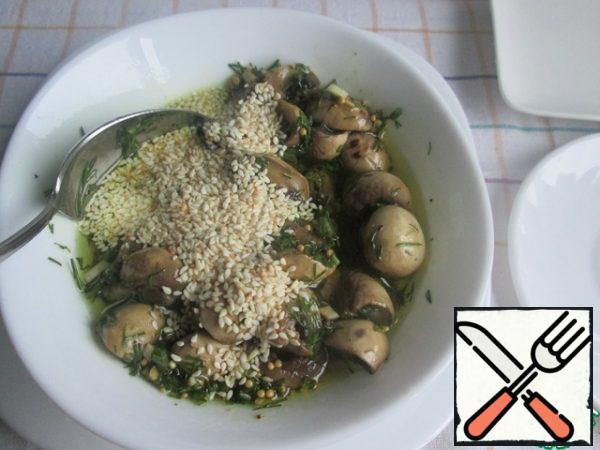 Add the sesame seeds and mix again.
After the mushrooms cool down, put them in a jar, close the lid and put them in the refrigerator for 12 hours.