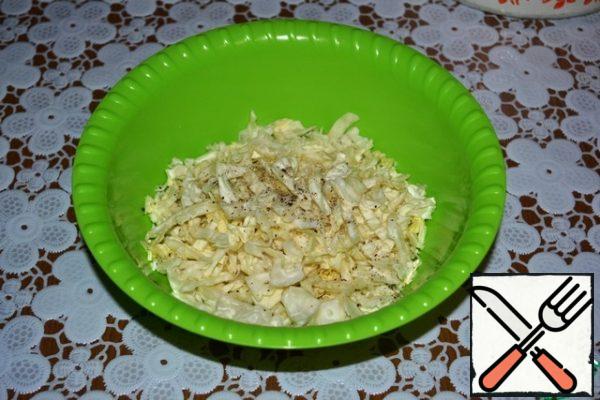 Cut the fresh cabbage into small cubes, add vinegar, salt, sugar, ground black pepper and mash well with your hands. Leave to marinate, stirring occasionally. During this time, cook the eggs. Boil the chicken fillet and cool it.