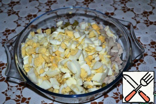 Peel boiled eggs, cut into cubes and add to a bowl.