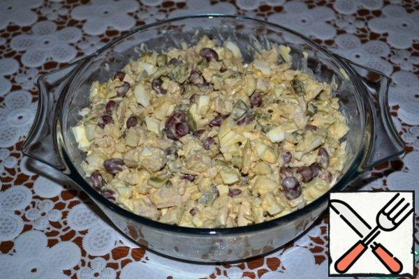 Mix the salad with mayonnaise. You can add a little salt to your liking.
I did not salt the salad, it seemed to me quite salty to my taste.