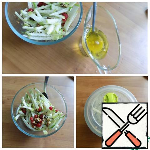 Make a dressing for the salad. Combine olive oil with honey and lemon juice. Dressing the salad. Cover with a lid and shake the salad bowl a little, so three times. Salad is ready! It can be eaten without meat.