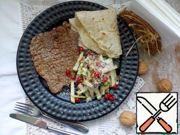 Put the salad in a plate, sprinkle generously with coconut shavings. I'll serve it with marbled beef fried in a grill pan. I will complement the dish with homemade pita bread. I will write a link to the recipe for homemade pita bread below!