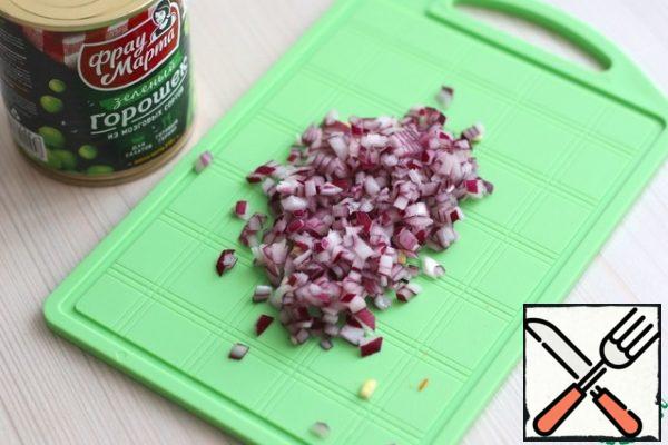 Chop the red onion (1 PC.) into small cubes.