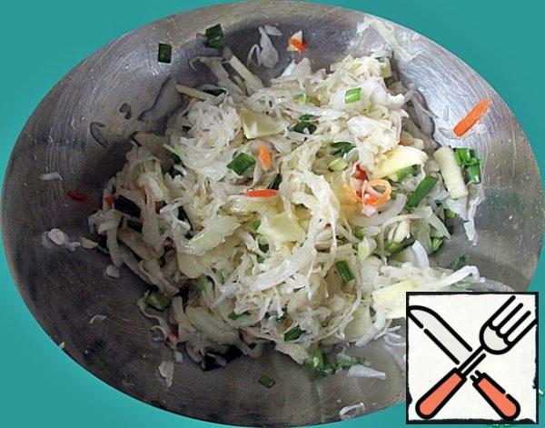 In a bowl, put the sauerkraut, squeezed from the juice, apple and onion.
Mix it. Pour in the sauce and stir again. Leave the salad to infuse for 30 minutes.