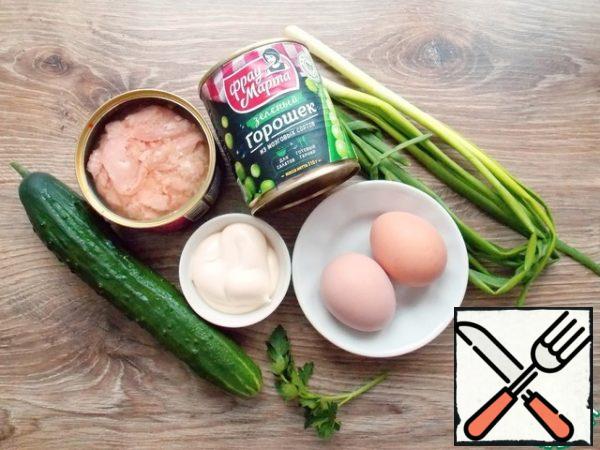 Prepare all the necessary ingredients for making tuna salad. Of course, you can take other canned fish, but it works best with it.