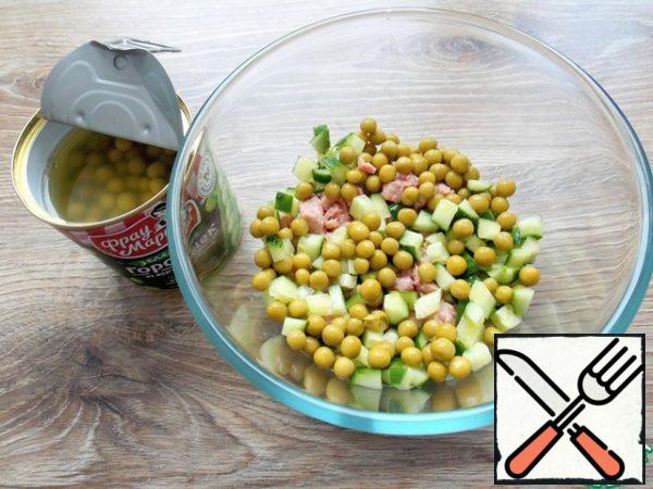 Open the peas, drain the water and add to the salad.