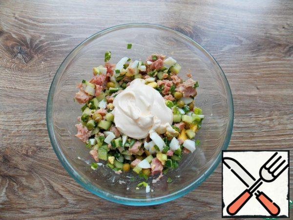 Mix everything and add mayonnaise. If desired, it can be replaced with sour cream or natural yogurt.