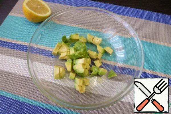 Cut the avocado flesh into cubes and pour over the lemon juice so that it does not darken.