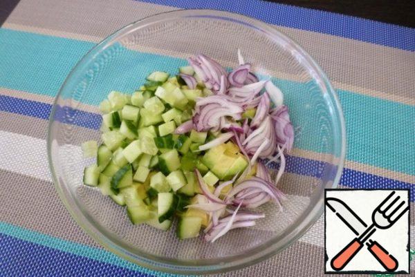 Cut the sweet onion into feathers. Cut the fresh cucumber into cubes.