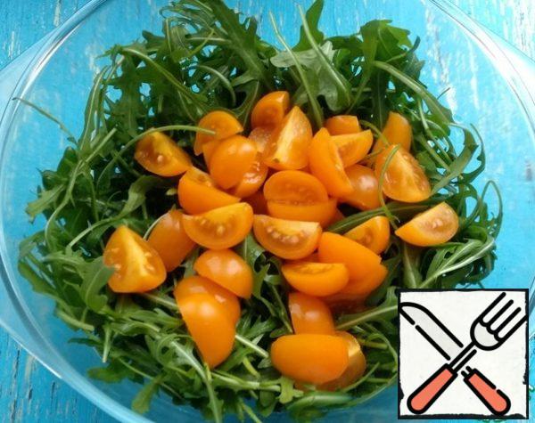 Wash the arugula and put it on a towel to get rid of excess water. Then transfer to a salad bowl.