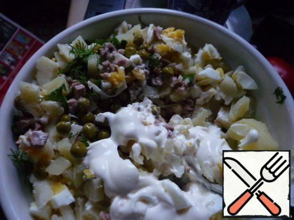Add diced potatoes and eggs, season with salt and mayonnaise.