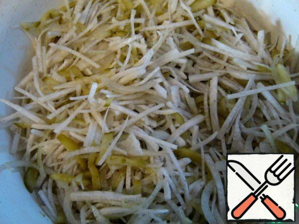 Mix radishes, onions, cucumbers, pepper and salt to taste. Add 0.5 tsp vinegar to the vegetable oil, mix and pour into the salad, mix everything well.
