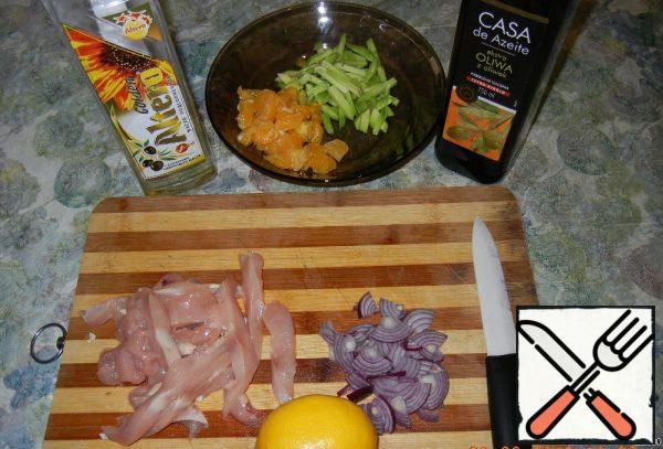 Everything you need. I reduced the ingredients by half.Wash the chicken breast, dry it with a paper towel and cut it into strips. Heat the pan well and fry the chicken pieces on both sides in sunflower oil until Golden brown. Divide the orange into slices, peel (if possible) from the membranes and cut into 4 parts (if the slices are large, you can make them smaller).
Peel the avocado, cut it into thin strips, put it in a bowl and pour 2 tablespoons of lemon juice.