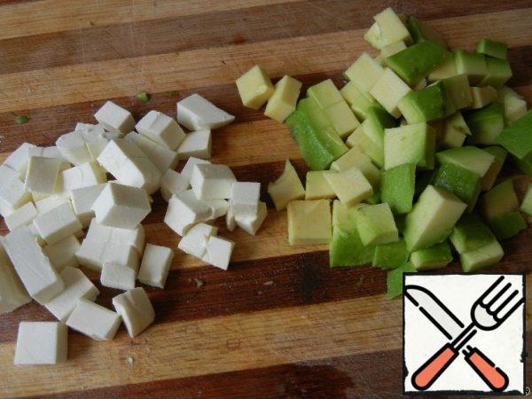 Clean the avocado from the skin, remove the bone and cut into cubes. Feta is also cut into small cubes.
