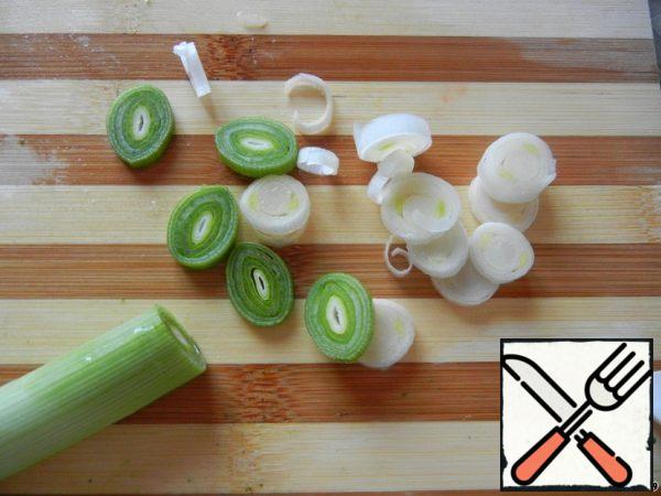 Peel the onion and cut it into thin rings. Then prepare the filling. Mix the vinegar, salt, pepper and sugar. Add olive oil and a little leek.