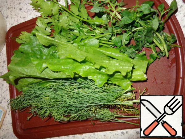 I had a bunch of greenery that my mom grew in the garden. For those who don't like coriander, you can replace it with parsley. In general, a set of greens can be any to your taste.
