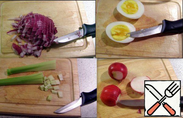 Finely chop the red onion, boiled egg, celery stalks and radish.