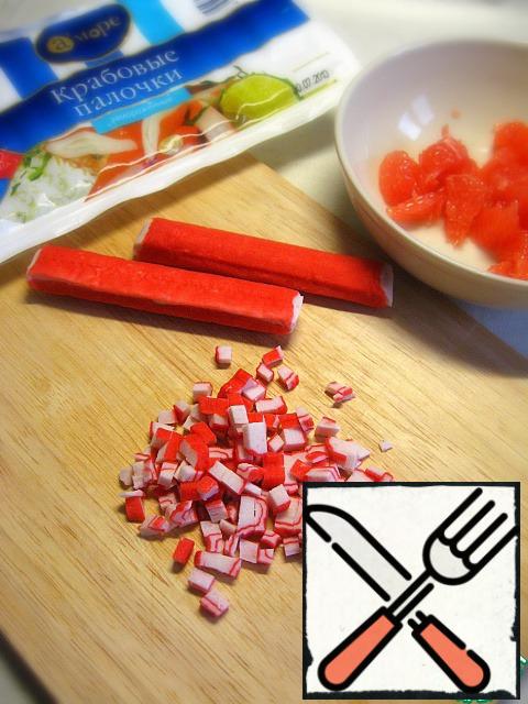 Finely chop the crab sticks.
