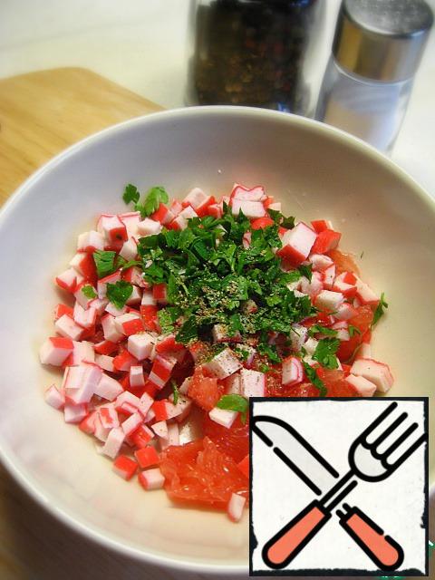 Mix the grapefruit, crab sticks and parsley, season with salt and pepper.