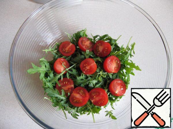 Cut the tomatoes in half.