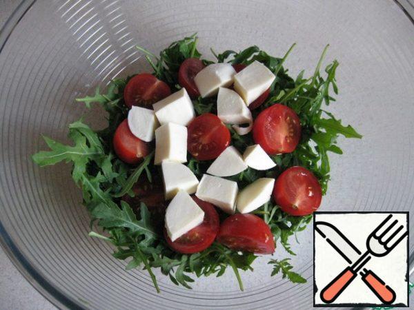 Cut the mozzarella into medium cubes.