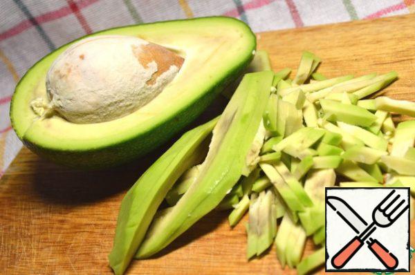 The avocado is thinly cut into strips, I added a few drops of lemon so that the avocado does not darken quickly and does not spoil the look of the salad.