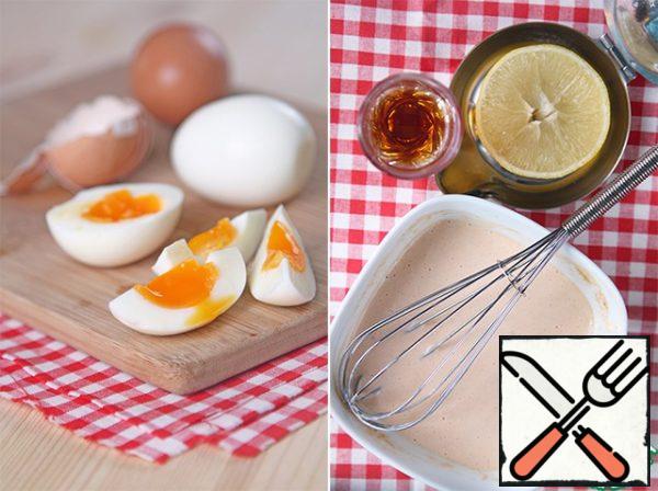 Boil the eggs and also cut into slices. You can cook hard-boiled eggs, but I like them with a liquid center, I cook them for 7 minutes.
From mayonnaise, ketchup, lemon juice and cognac, knead the sauce, season with salt.