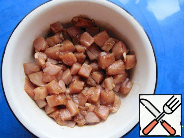 Cut chicken fillet into cubes and marinate in soy sauce for 30 minutes.