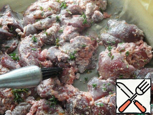 The liver is cleaned of films, washed and dried. Roll the liver in flour, shake off the excess. Place on a baking sheet and also brush with the marinade and sprinkle with thyme. Bake in the oven for 15 minutes until tender. Do not over-dry.