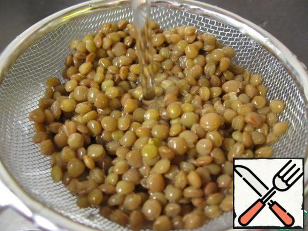 First of all, cook the lentils.
Wash it, fill it with water and cook for 15-20 minutes until soft. Then we throw it back on a sieve and wash it again with cold water.