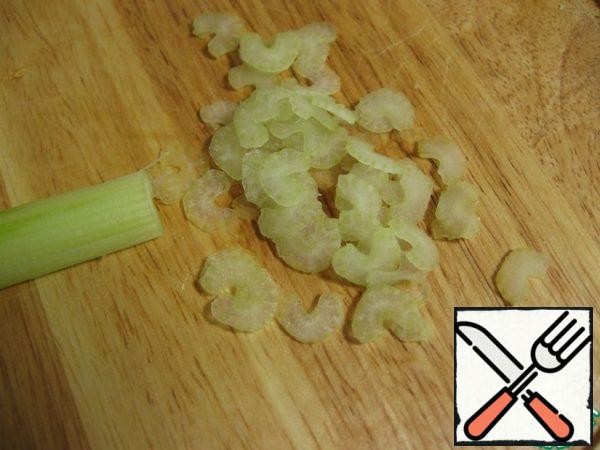 While the lentils are cooking, prepare all the other ingredients.
Peel the celery from the top of the non-chewable film. It is convenient to use a potato peeler for this purpose. Then cut into thin slices.
