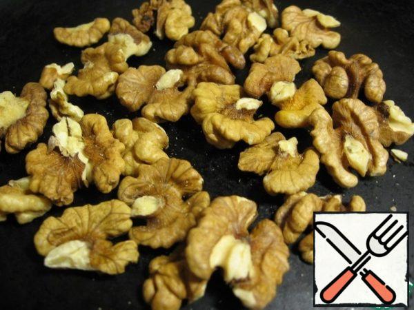 Fry the walnuts in a dry frying pan, cool and chop. I usually grind them like this: I put them in a bag and hit them with something heavy. Loud, of course, but this is the easiest way to control the size of the resulting pieces.
Add the nuts to the celery.