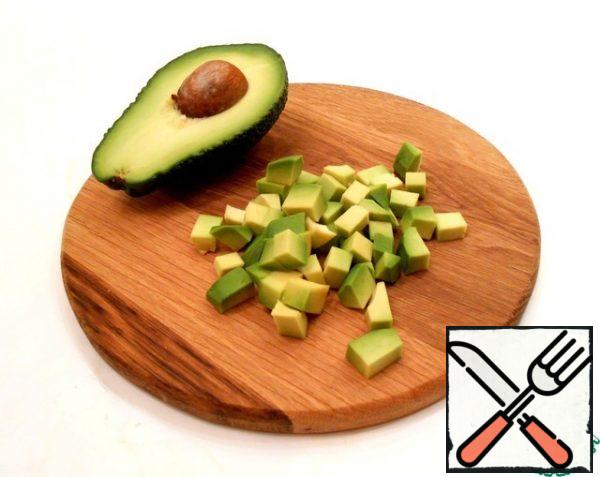 Peel the avocado and cut into cubes.