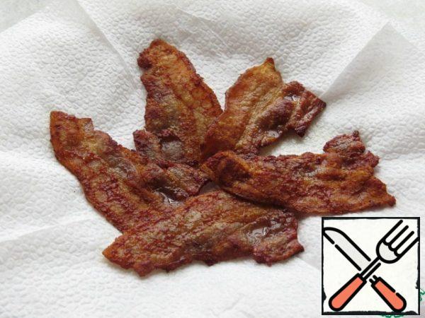 Fry the bacon in a pan until Golden crispy. Transfer to a paper towel to absorb excess fat.