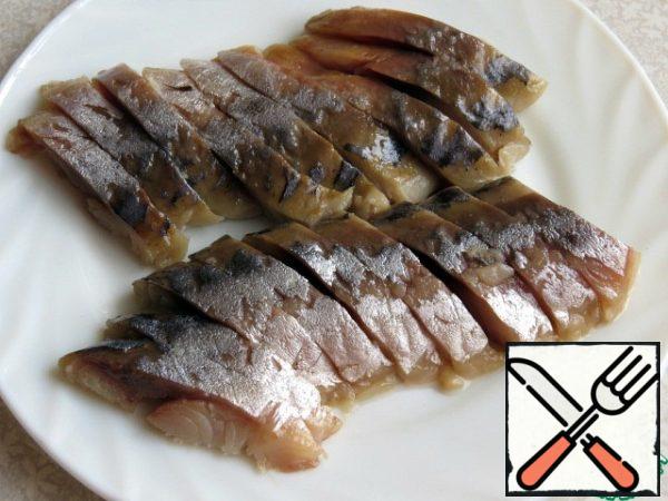 Clean the fish, cut into fillets and cut into pieces.