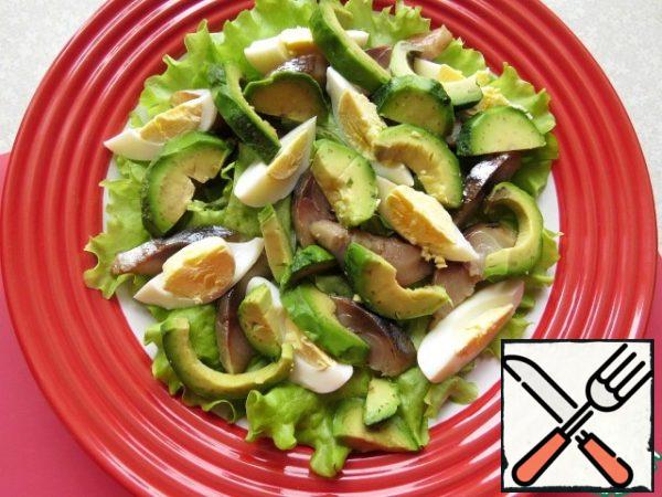 Peel the avocado, remove the stone, cut into slices, sprinkle with lemon juice and add to the salad.