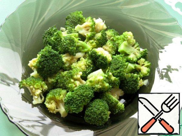 Boil broccoli in salted water for 5 minutes.
