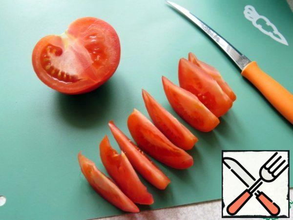 Cut the tomatoes into slices.
