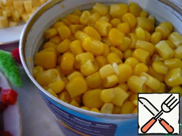Drain the liquid from the corn. 