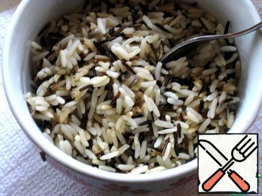 Boil the rice until ready, according to the recommendations on the package. I have a mixture of steamed long-grain with wild rice ), boil it for 35 minutes .