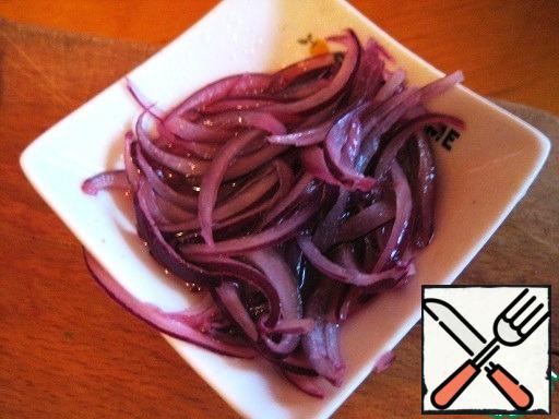 Combine the vinegar and lemon juice and add the onion. Stand for a few minutes .