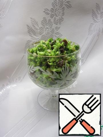 Combine the broccoli, onion, pine nuts and raisins.
Carefully, without crumpling the broccoli flowers, mix, season with mayonnaise, and again gently mix.