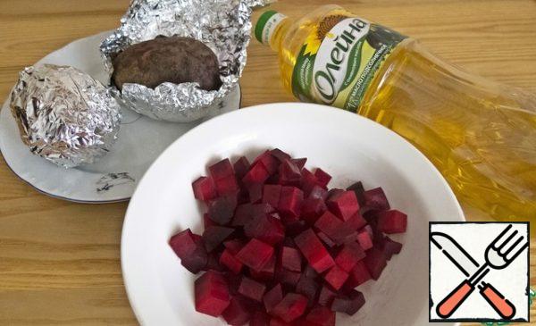 In order to prepare a salad, you need to bake beets in advance. To do this, wash it, wipe it, wrap it in foil piece by piece and put it in the oven for 1 hour at a temperature of 180 degrees.
Then cool, clean and cut into cubes, but not very small.